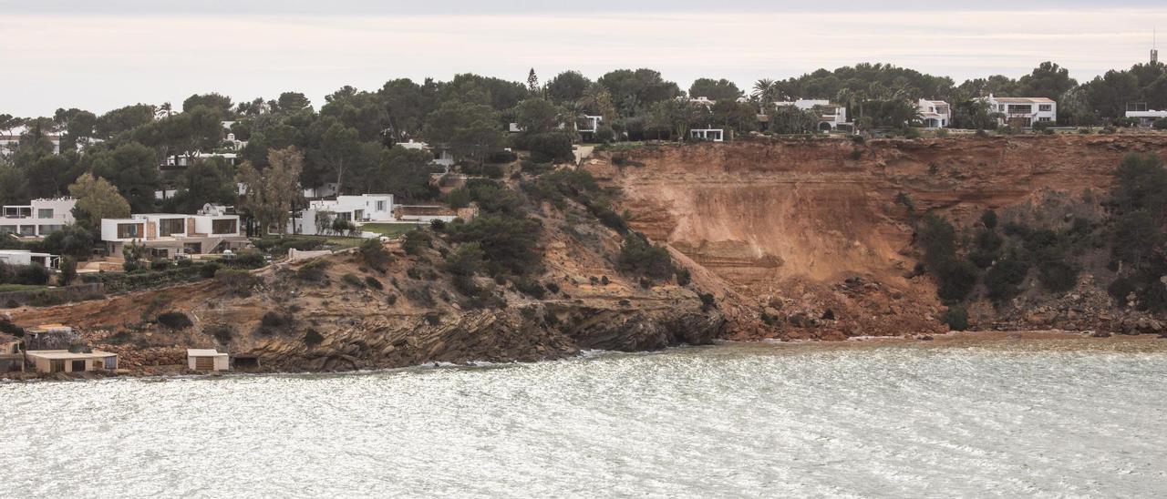 Desprendimiento de rocas y tierra en la zona urbanizada de Porroig.