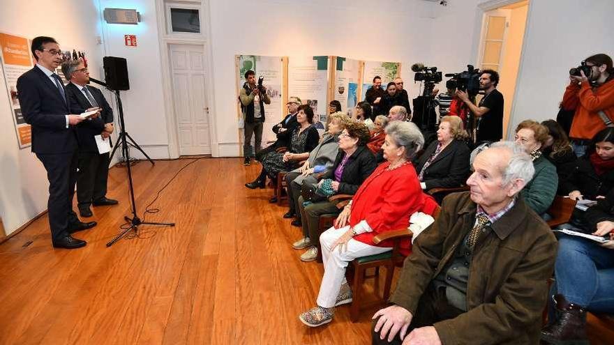 Inauguración, ayer, de la exposición &quot;A vivir que son 100 anos&quot;. // Gustavo Santos