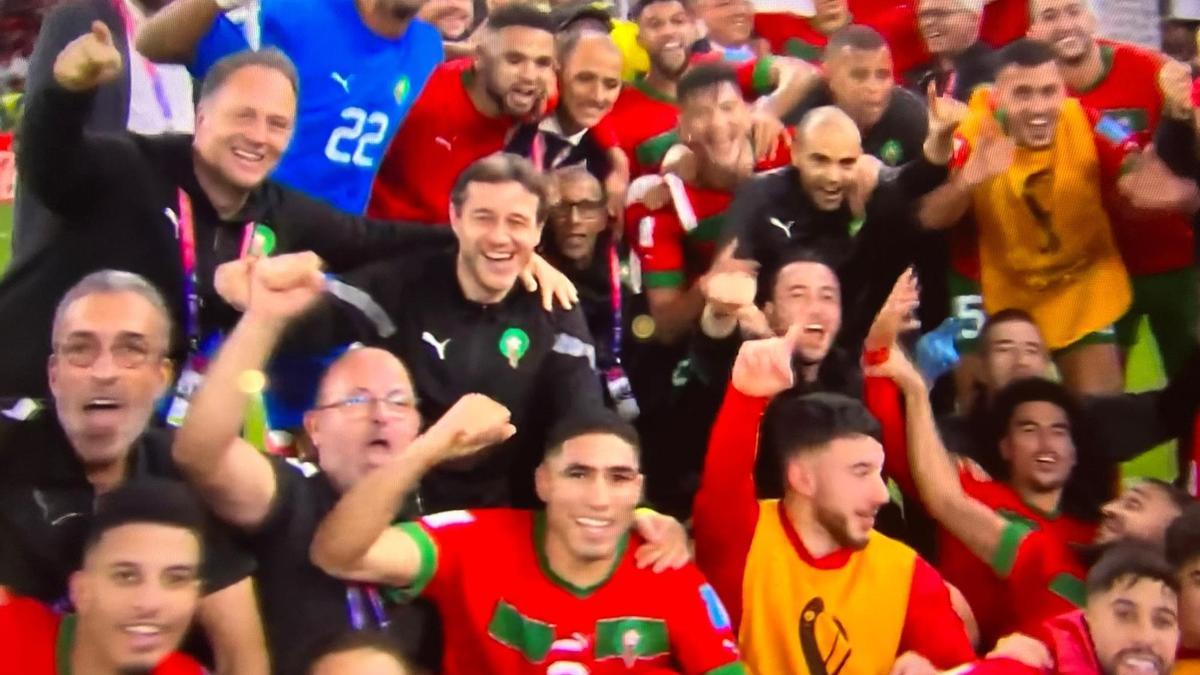 Eduardo Domínguez y Juan Solla, a la izquierda, en la tercera fila desde abajo, celebrando el pase a semifinales.