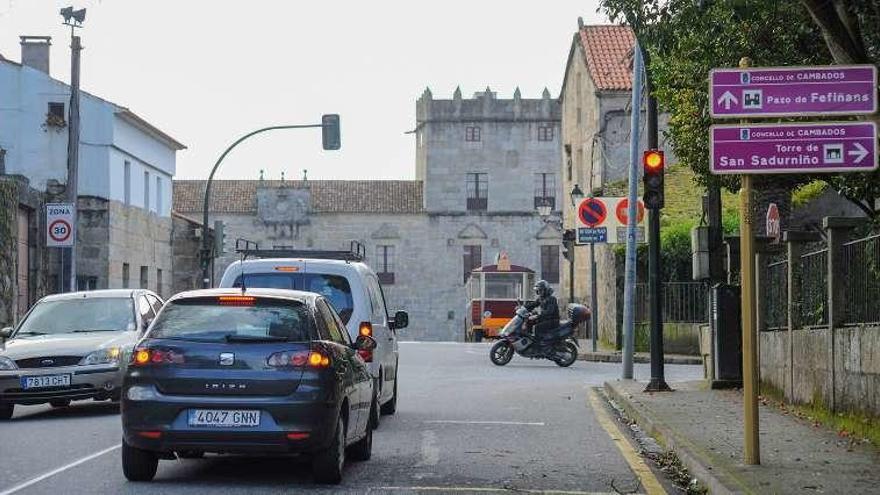 La nueva señal hacia el pazo y la plaza de Fefiñáns. // Iñaki Abella