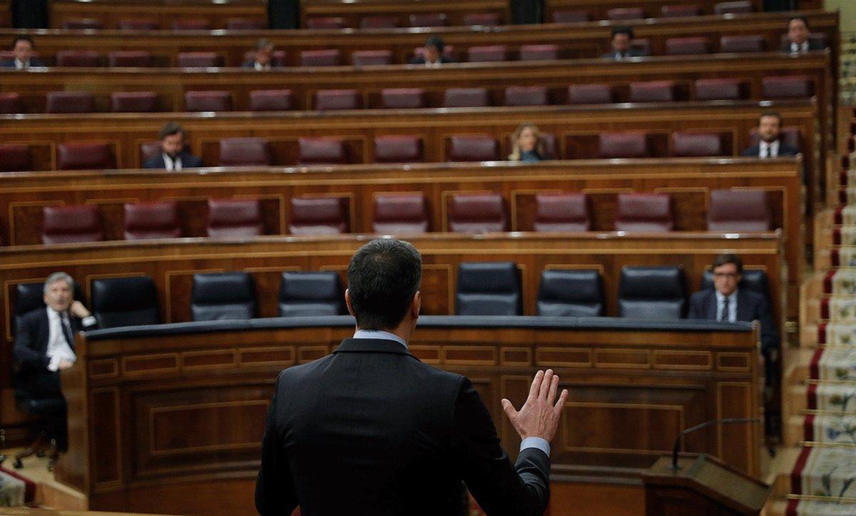 El presidente del Gobierno, Pedro Sánchez (de espaldas), interviene durante el pleno de control al Ejecutivo, el 29 de abril en el Congreso.