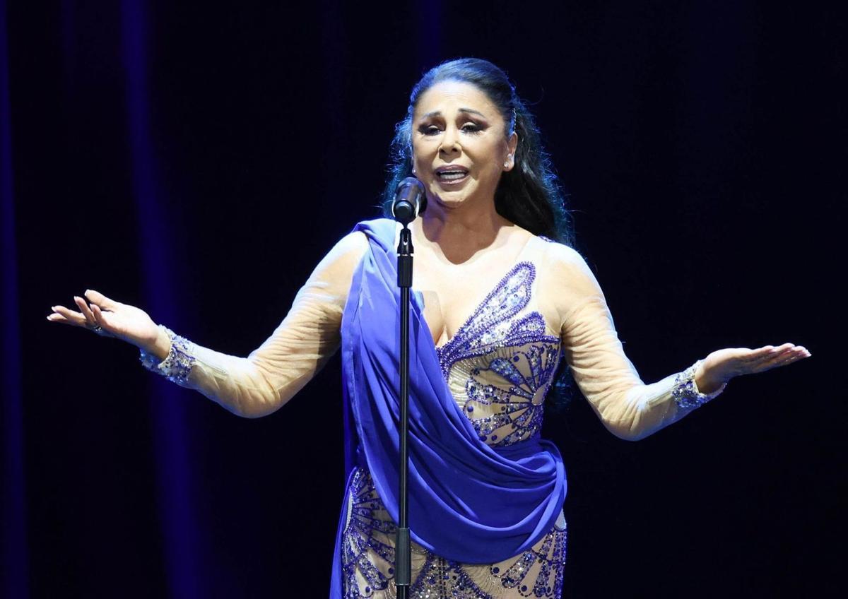 Isabel Pantoja, en medio de una actuación en el Gran Canaria Arena. | | EUROPA PRESS