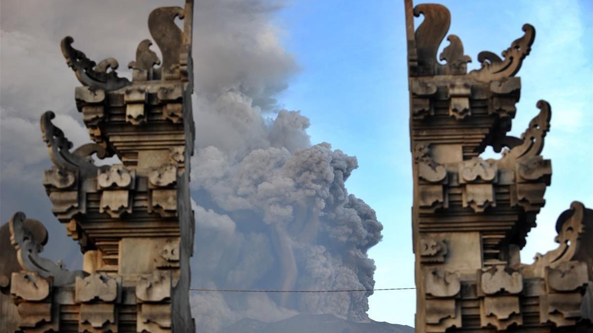 El monte Agung visto a través del templo balinés de Kubu