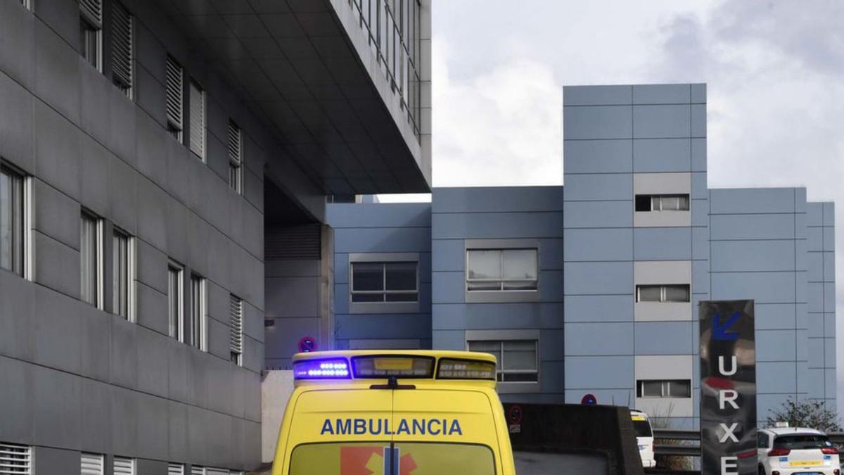 Una ambulancia accede a Urgencias del Chuac.