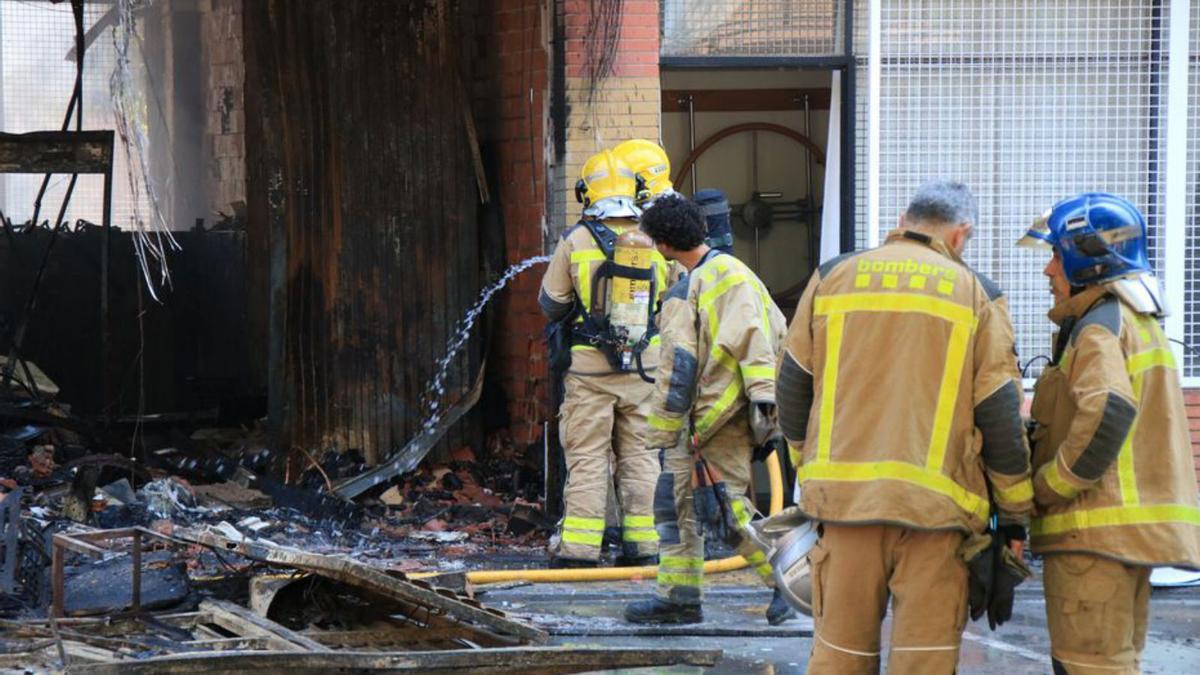 Bombers extingint el foc de l’incendi de Sant Adrià | DDG/ACN