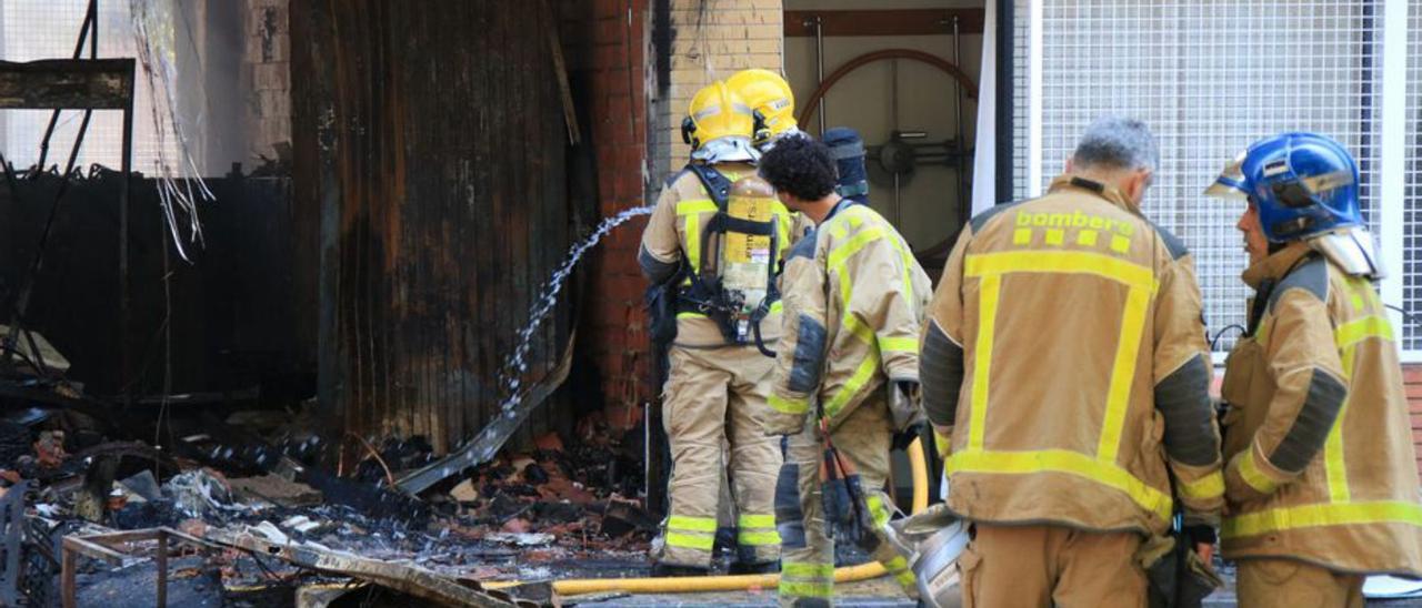 Els bombers extingint l’incendi de Sant Adrià. | ACN