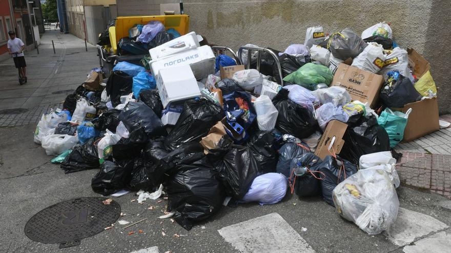 Bajas laborales y huelga de celo en la recogida mantienen toneladas de basura en las calles