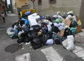 Bajas laborales y huelga de celo en la recogida mantienen toneladas de basura en las calles