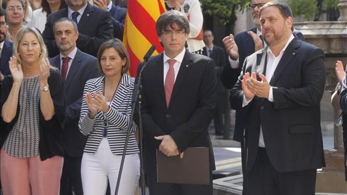 El 'president', Carles Puigdemont, y el vicepresidente del Govern, Oriol Junqueras, durante el anuncio de la fecha y la pregunta del referéndum.