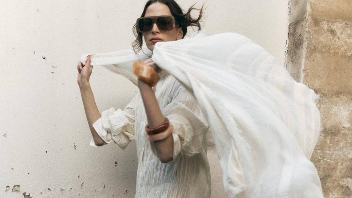 Faldas minimal, cuerpos brillantes y tops especiales: las novedades de Zara más destacadas de la semana