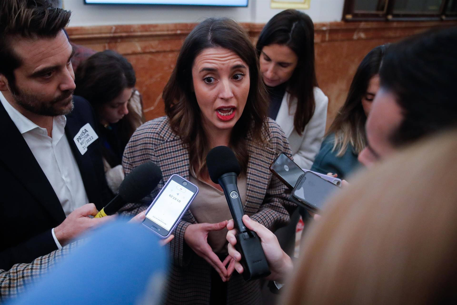 Irene Montero con periodistas, en los pasillos del Congreso.