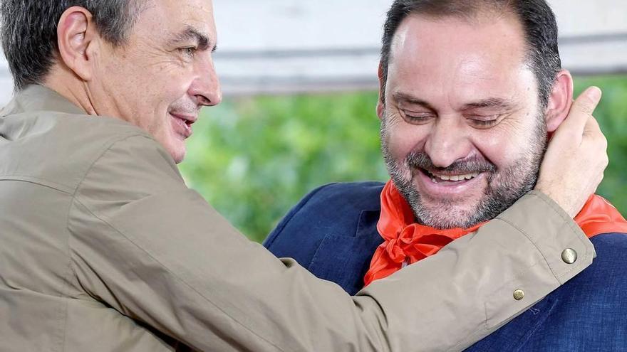 José Luis Rodríguez Zapatero abraza a José Luis Ábalos en el acto de La Ercina, en León.
