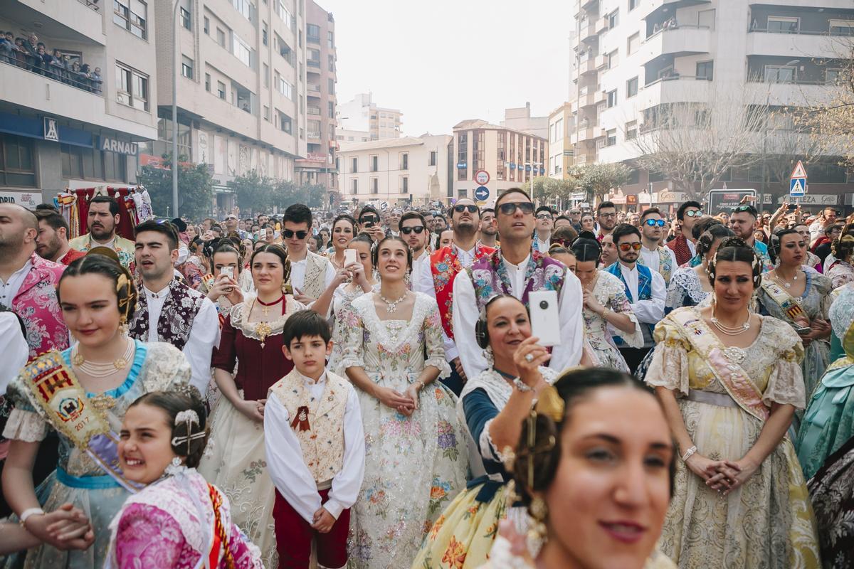 Falleros y falleras durante una mascletà.