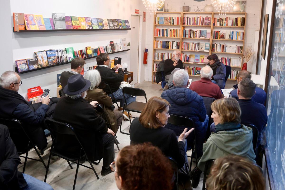 Alfons Cervera presenta en la librería Arribada Llibres de València su última novela 'Singapur'