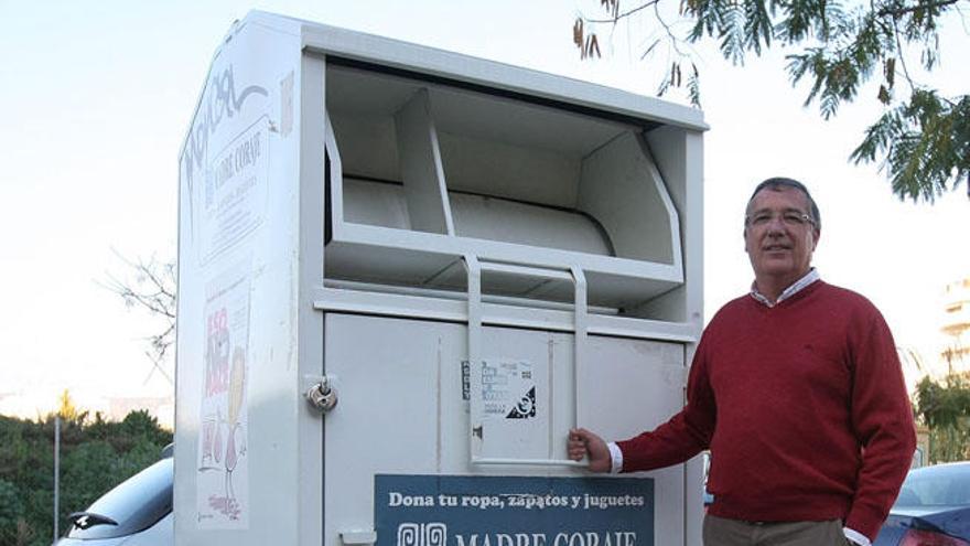 José María Laza, desde ahora al frente de Madre Coraje, posa junto a uno de los contenedores de reciclaje de la ONG.