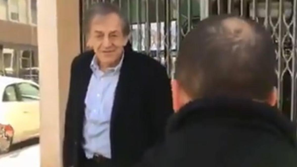Captura de vídeo del momento en que un 'chaleco amarillo' increpa a Alain Finkielkraut, el sábado en París.
