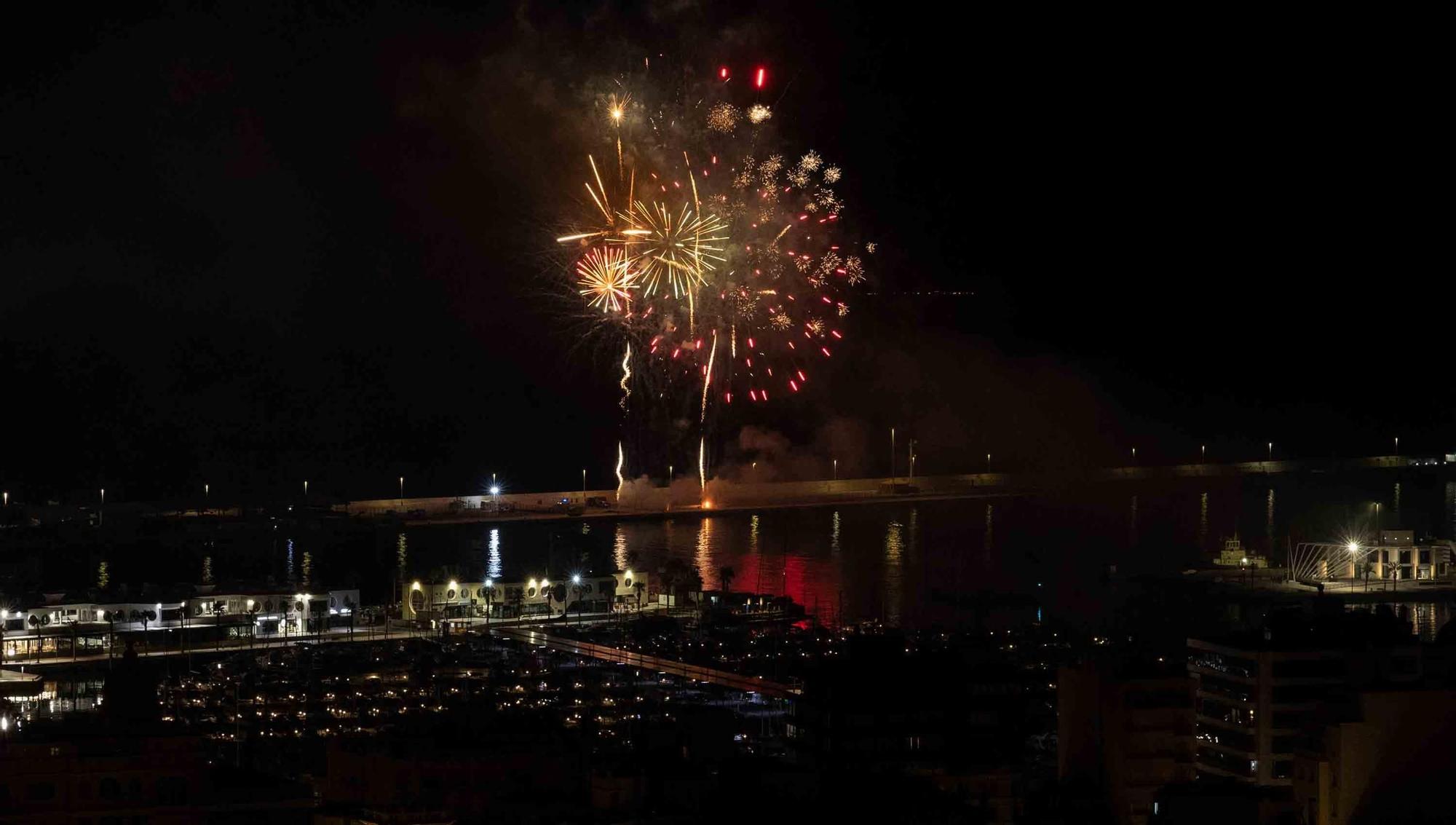 El castillo de fuegos del 9 d'octubre ilumina Alicante