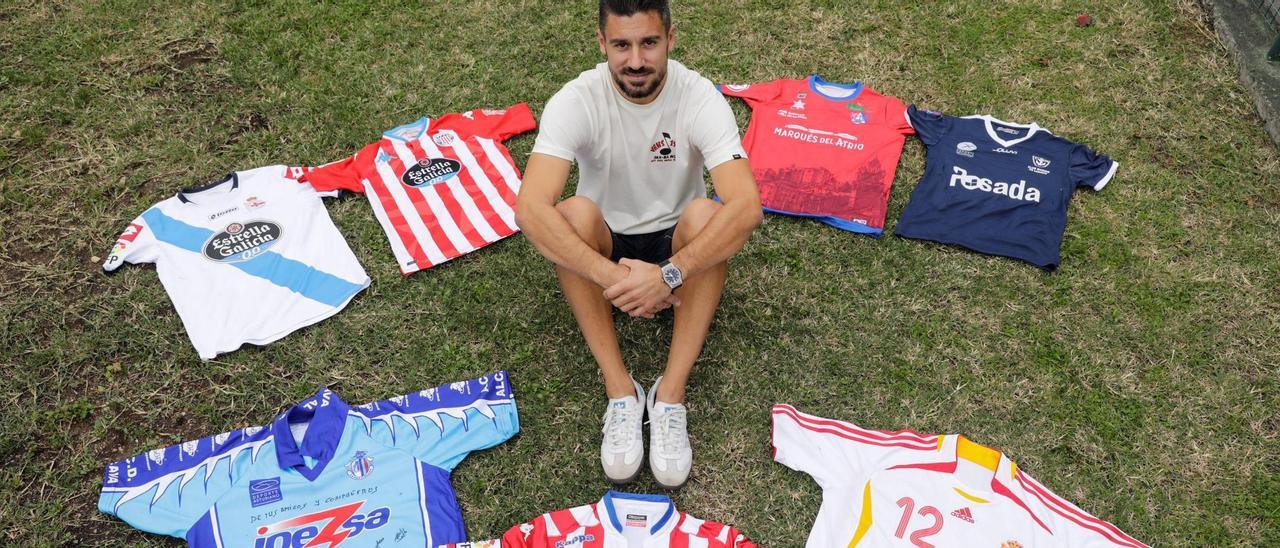 Canella, en su casa de La Providencia, junto a las camisetas de los equipos en los que ha jugado.