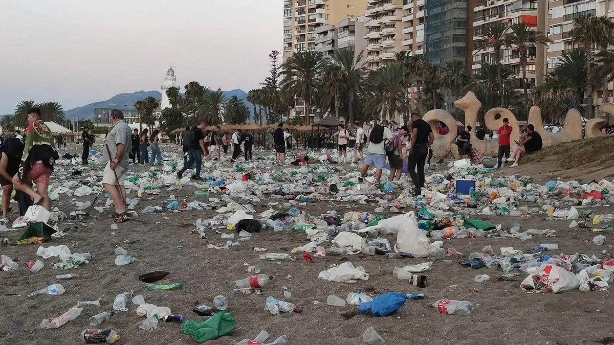 Montañas de basura en La Malagueta la mañana del 24 de junio de 2024, tras la Noche de San Juan.