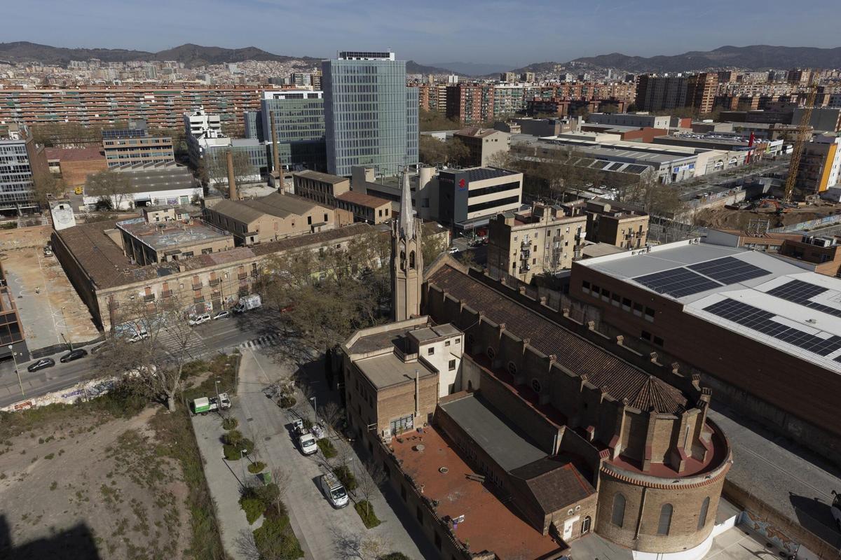 BARCELONA 29/03/2023 Reportaje sobre la rehabilitación de la nave industrial "klein" de la fábrica La Escocesa del Poblenou en el carrer PereIV FOTO de FERRAN NADEU