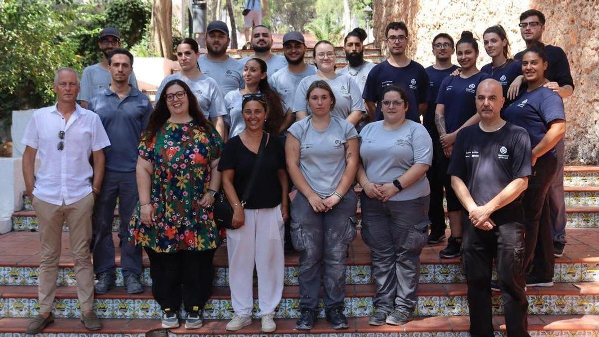 La regidora Ana Torres ha visitat als joves que treballen per a millorar les instal·lacions del Termet de Vila-real.