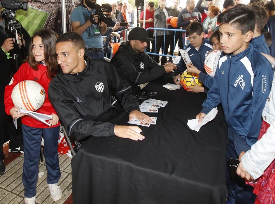 Zaza y Rodrigo con los aficionados en Requena