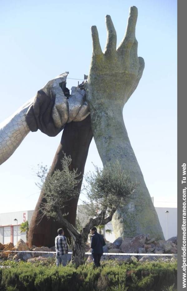 Galería de fotos: Cae la estatua de Ripolles