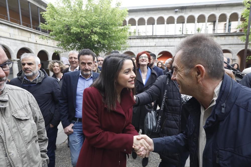 Una cinquantena de persones escridassen Arrimadas a Torroella