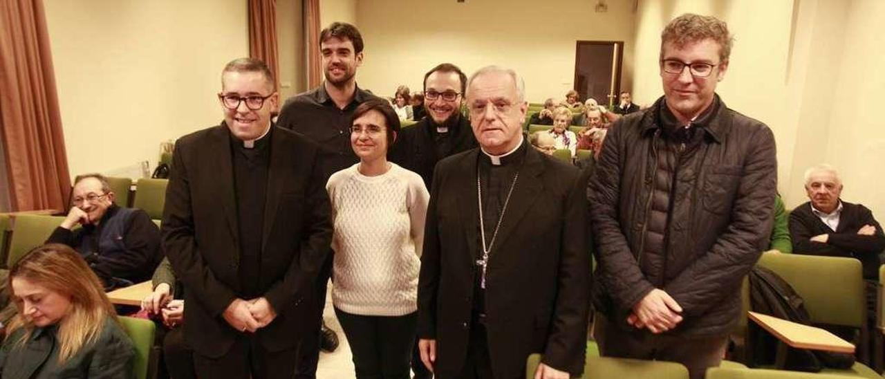 El delegado de Economía, Raúl Alfonso (i), y el obispo, Leonardo Lemos, ayer. // Jesús Regal