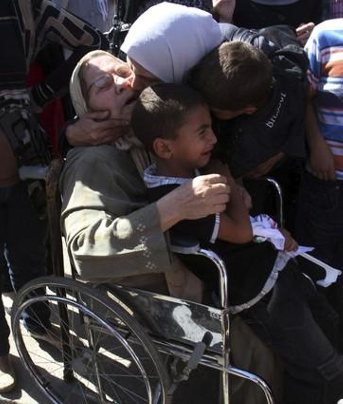 Una excarcerada palestina saluda els seus familiars a Ramal·la, Cisjordània.