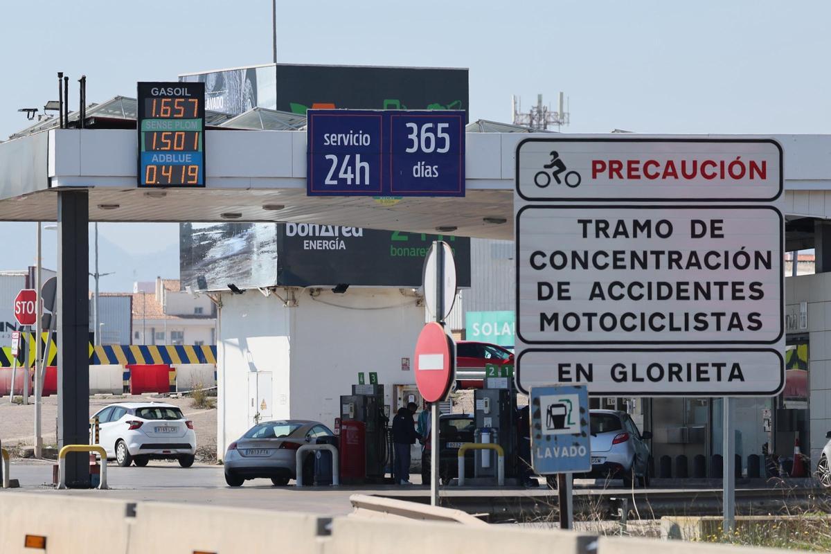 Coches repostando en una estación de servicio de Vila-real este domingo.