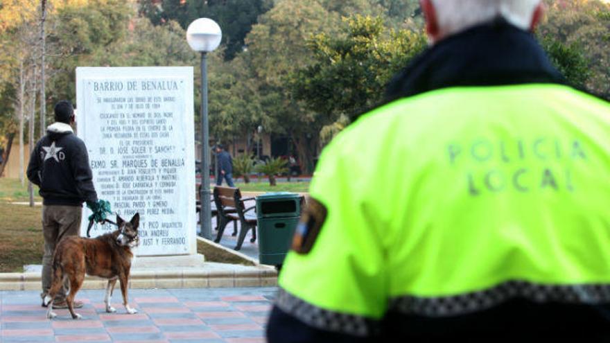 El Ayuntamiento de Alicante ha reforzado las sanciones para los dueños de los canes que no recogan sus excrementos