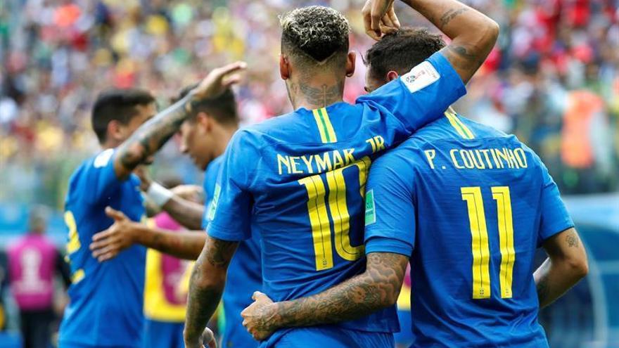 Coutinho rescata a Brasil y condena a Costa Rica