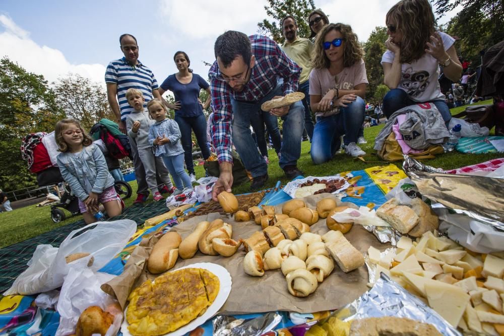 Multitudinario reparto del bollo en San Mateo