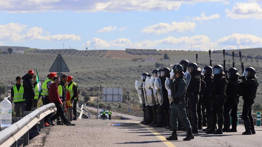 La llegada de los antidisturbios permite la reapertura de la A-45