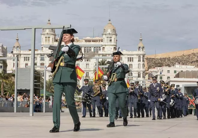 La Guardia Civil de Alicante celebra en el Puerto el día de su Patrona con entrega de condecoraciones