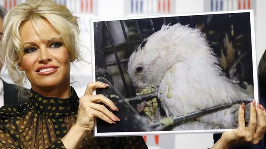 Pamela Anderson declara la guerra a los productores de fuagrás