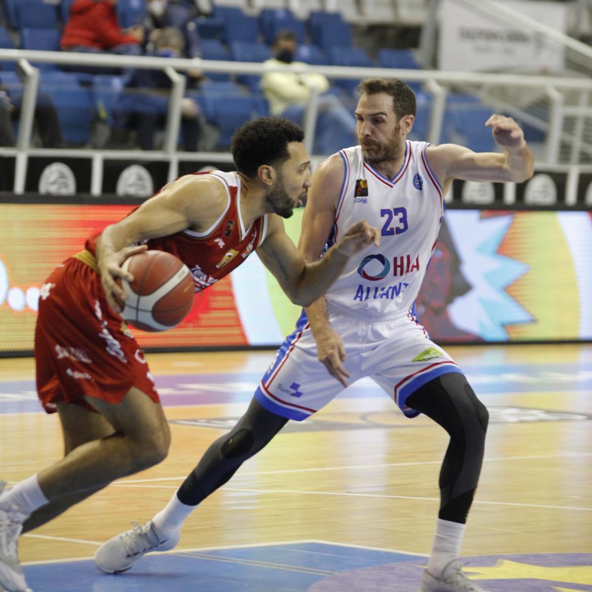 Patrick Whelan, del Real Murcia Baloncesto, durante el partido ante el HLA Alicante.