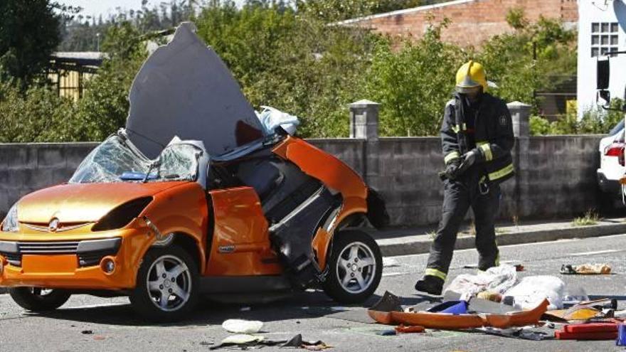 Dos personas murieron y una tercera resultó herida de gravedad tras un choque producido ayer por la mañana entre un coche para los que no hace falta carnet de conducir y una motocicleta en el municipio gallego de A Capela. &amp;nbsp;El coche chocó contra al motocicleta y volcó. &amp;nbsp;Los fallecidos son los dos ocupantes del pequeño coche, que tuvieron que ser excarcelados, mientras que el herido grave, el piloto de la moto fue trasladado a un centro hospitalario en una ambulancia.