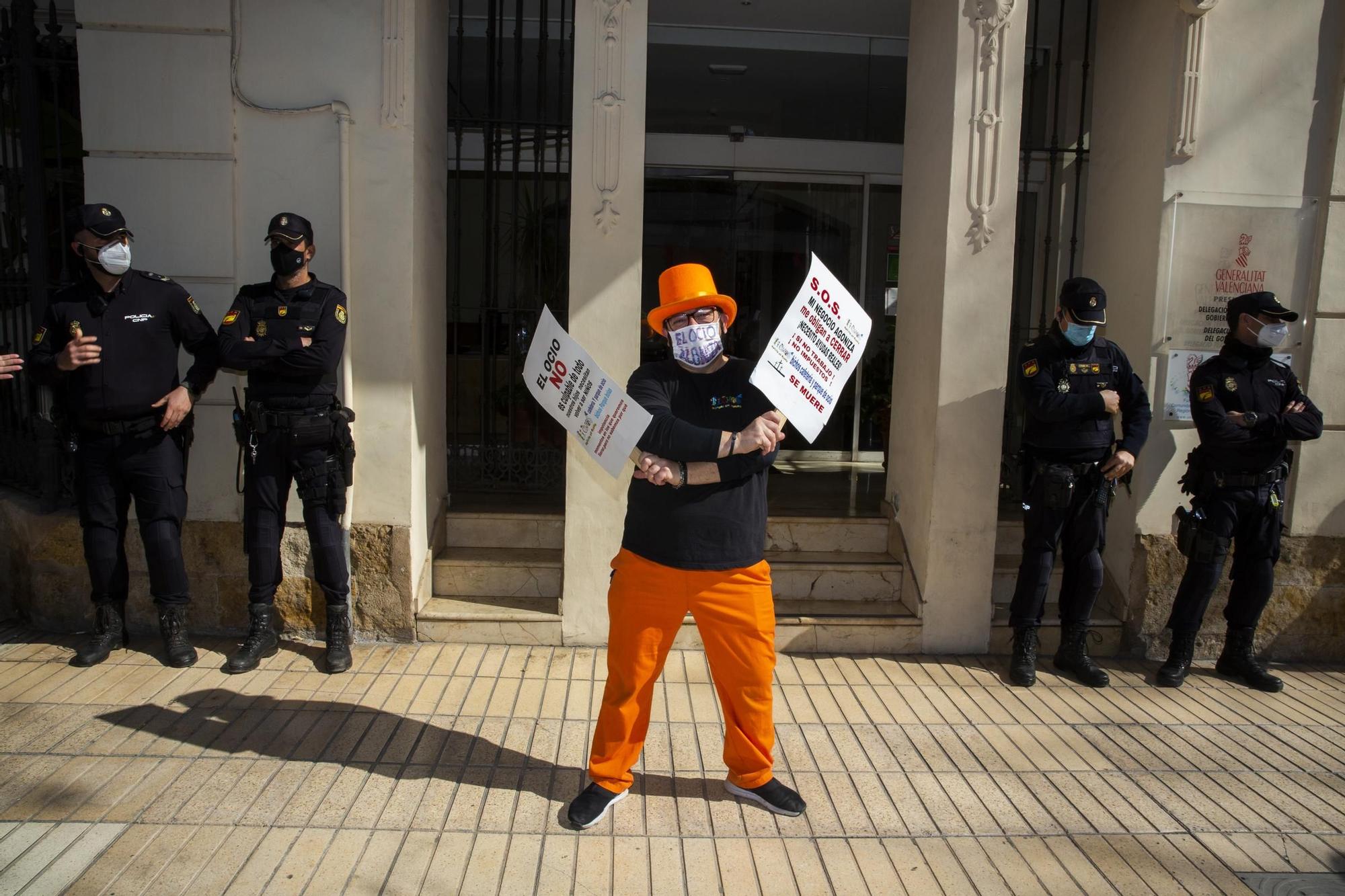 Cacerolada de la hostelería en Alicante con lanzamiento de facturas al Consell ante "la imposibilidad" de hacer frente a los pagos