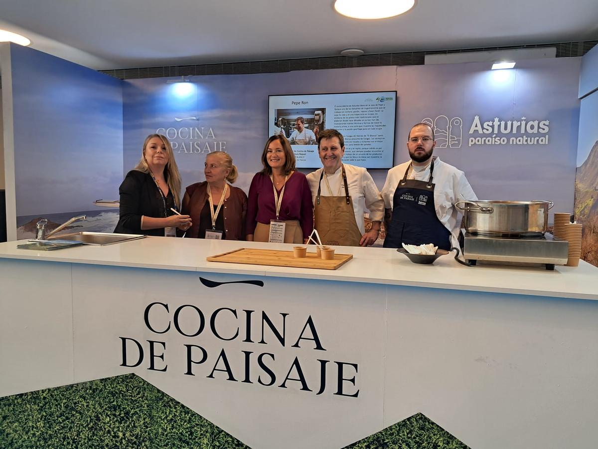 En el centro, la directora general Begoña López junto a Pepe Ron y Santos Velasco en el congreso.