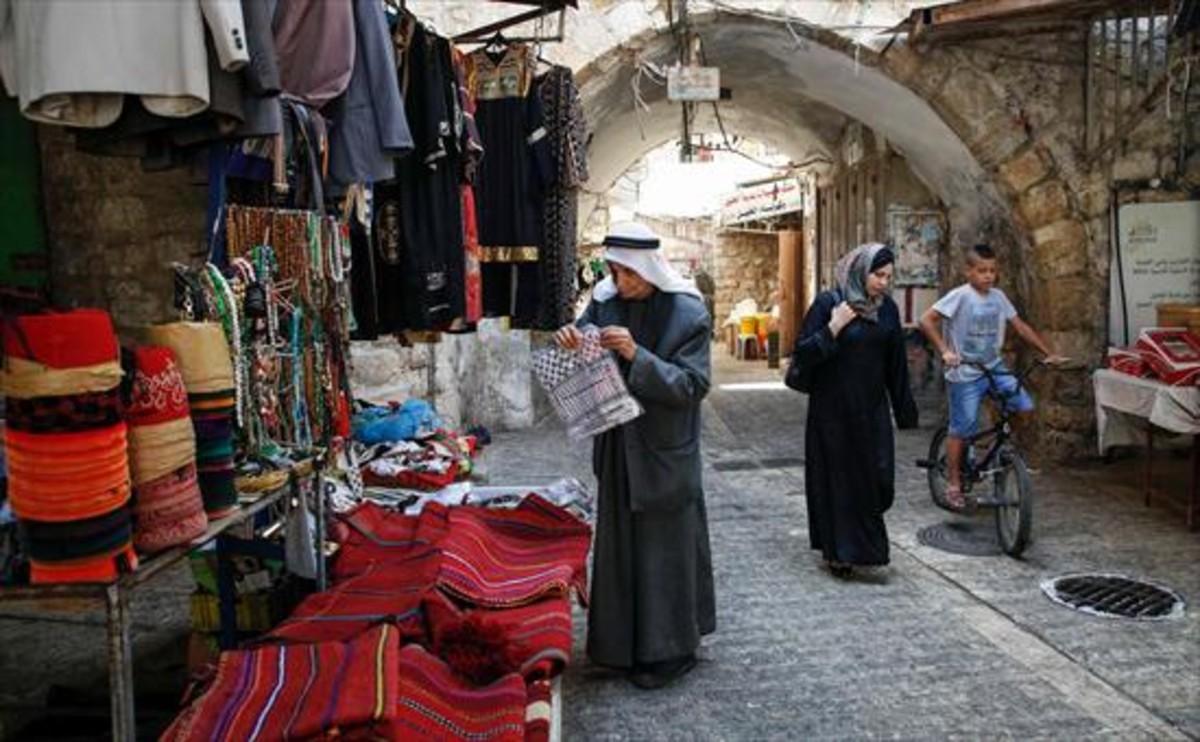 Tres palestinos en Hebrón.