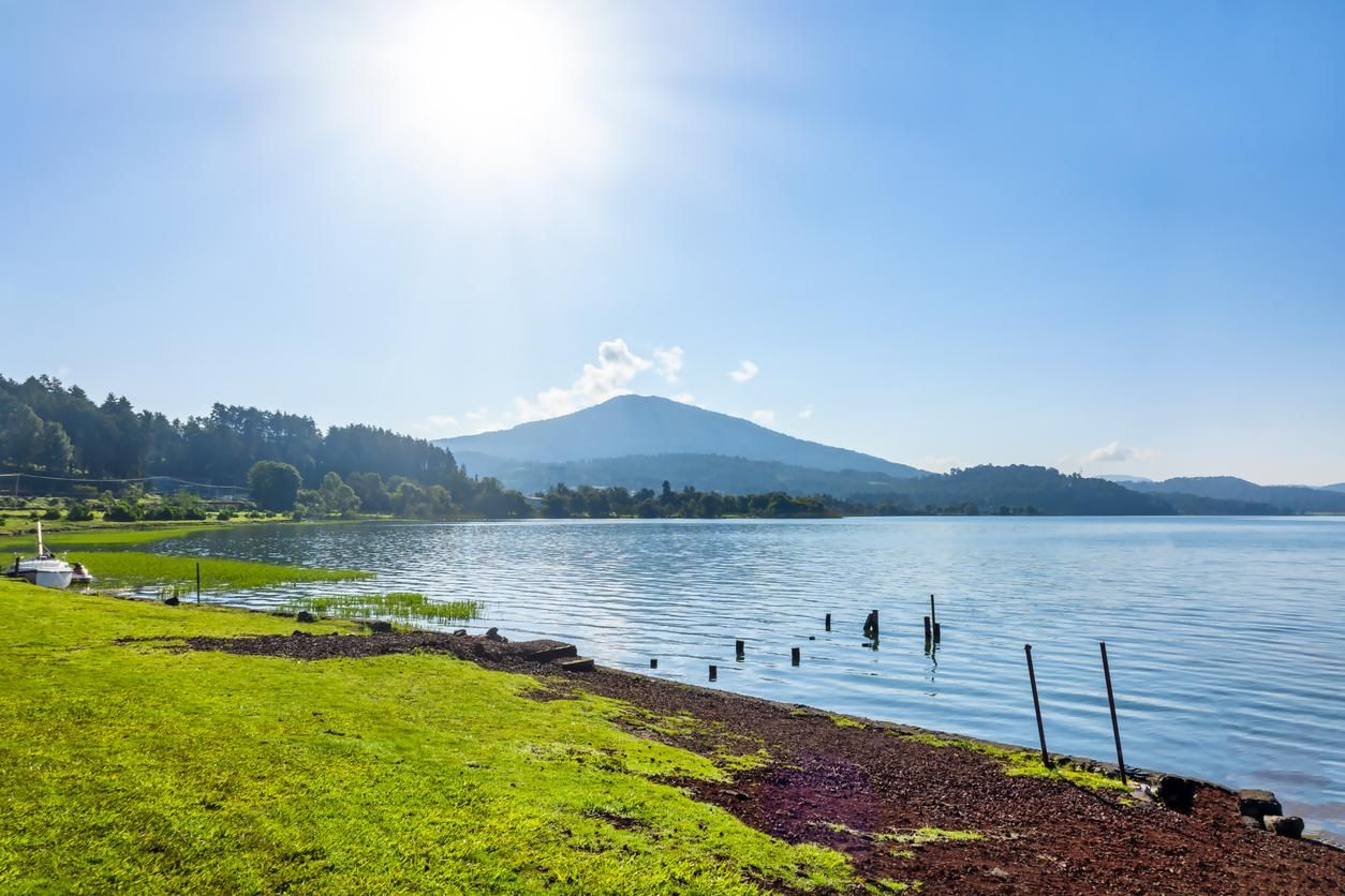 Paisaje, día soleado en el lago Zirahuén.
