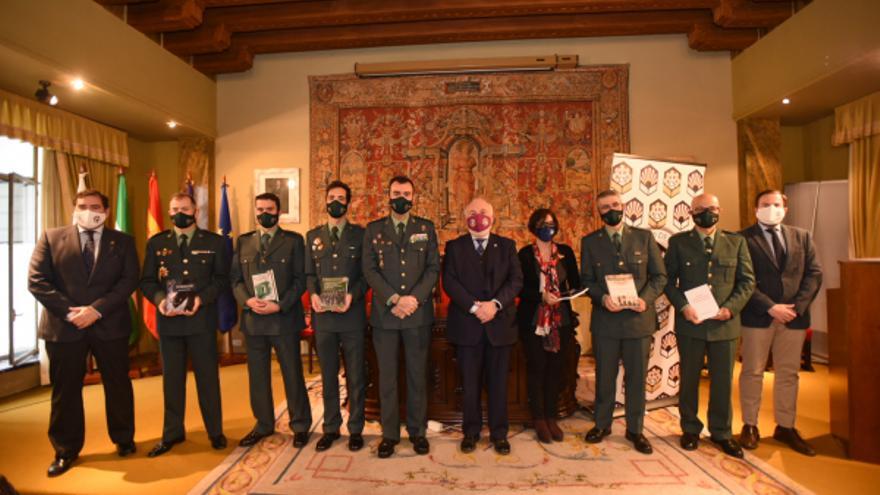 Foto de familia de la presentación de tesis doctorales de guardias civiles y de entrega de libros al Consejo Social de la UCO.