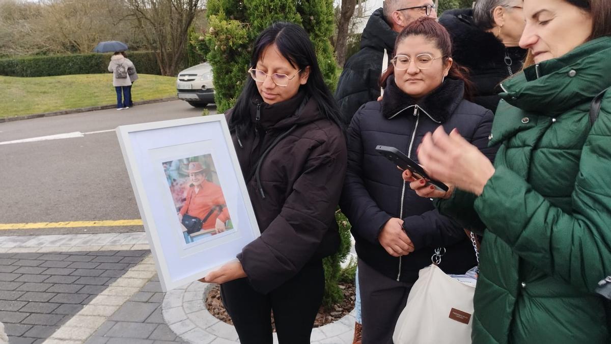 Familiares del "Viejo Leo" con una fotografía del fallecido.
