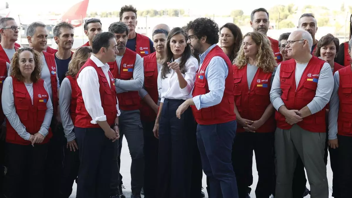 La reina Letizia despide al equipo médico que viaja a Venezuela: "La sociedad española os lo agradece"