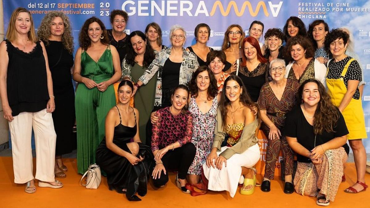Fotografía de familia de Generamma, festival de cine realizado por mujeres organizado por la Asociación Andaluza de Mujeres de los Medios Audiovisuales (AAMMA).