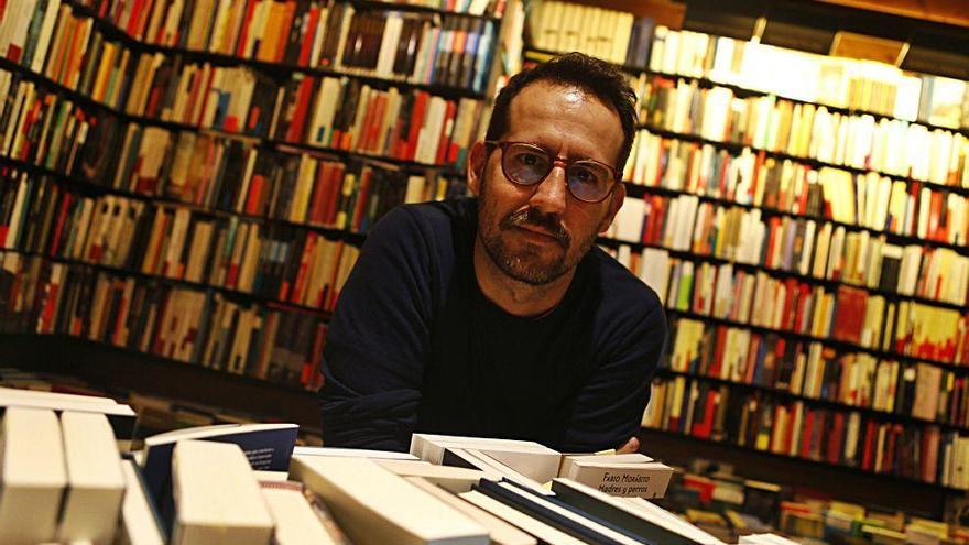 El dibujante e historiador del arte mallorquín Toni Galmés, ayer, en La Biblioteca de Babel.