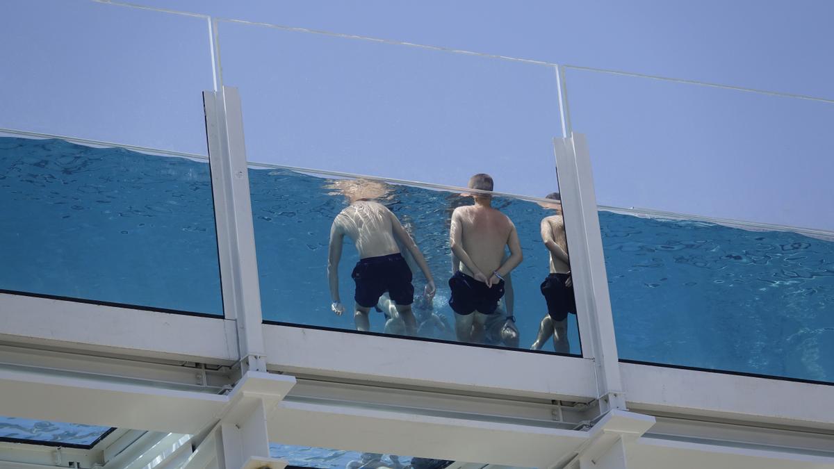 Urlauber in einem schwebenden Swimmingpool in Magaluf.