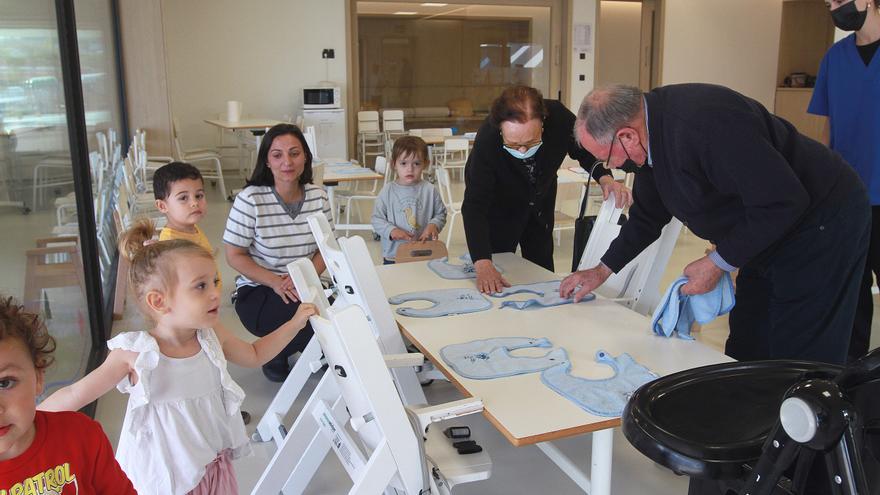 La pospandemia estrecha el vínculo de niños y mayores en el único centro intergeneracional de Galicia